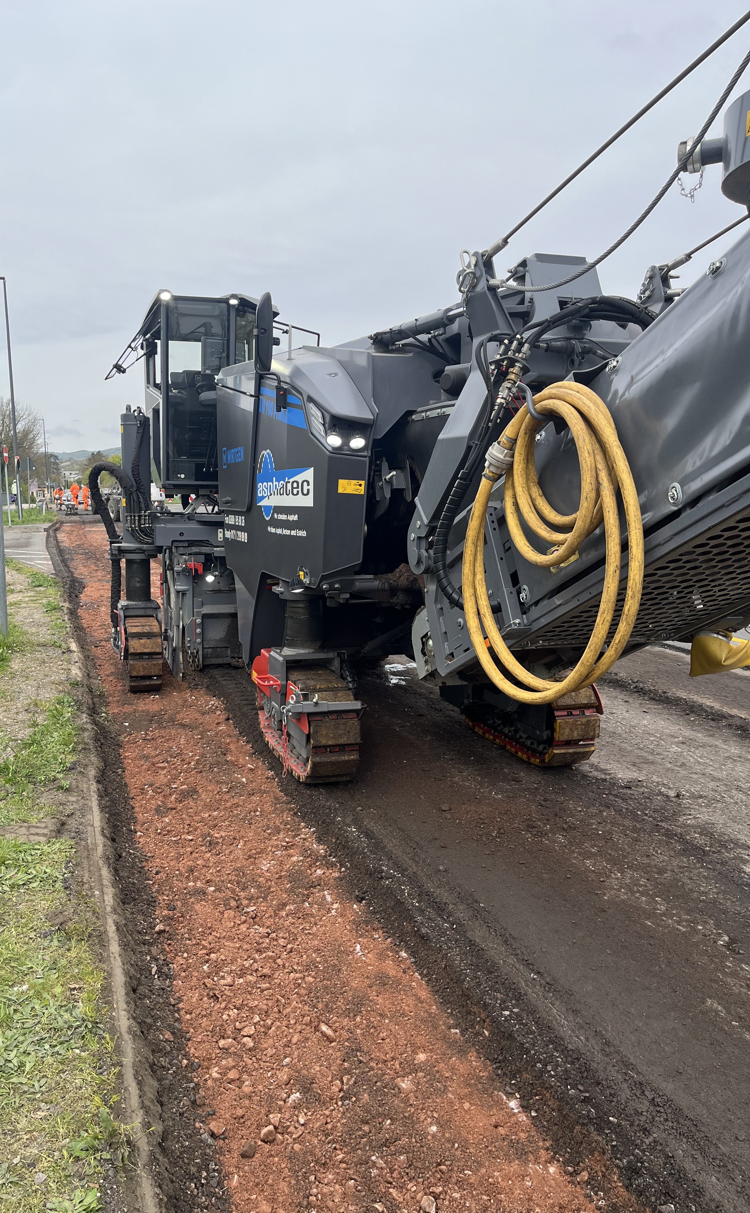 Asphaltfräsen Wiesbaden mehrlagig Tiefenfräsung W100 FI Asphatec